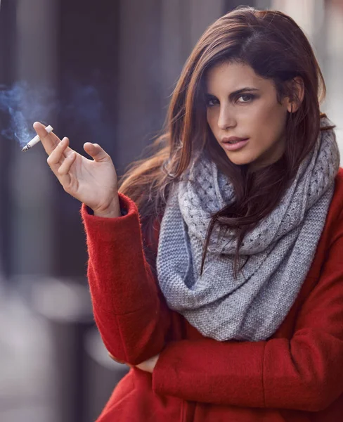 Nagyon Dögös Egy Gyönyörű Divatos Fiatal Portréja Aki Cigarettázik Városi — Stock Fotó
