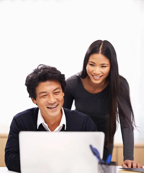 Estás Fazer Óptimo Trabalho Dois Colegas Negócios Trabalhando Juntos Laptop — Fotografia de Stock