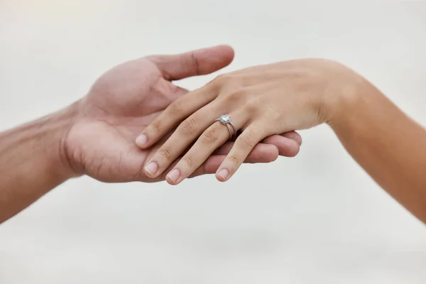 Δαχτυλίδι Αρραβώνων Χέρια Και Πρόταση Γάμου Zoom Διαμάντι Δάχτυλο Κοσμήματα — Φωτογραφία Αρχείου