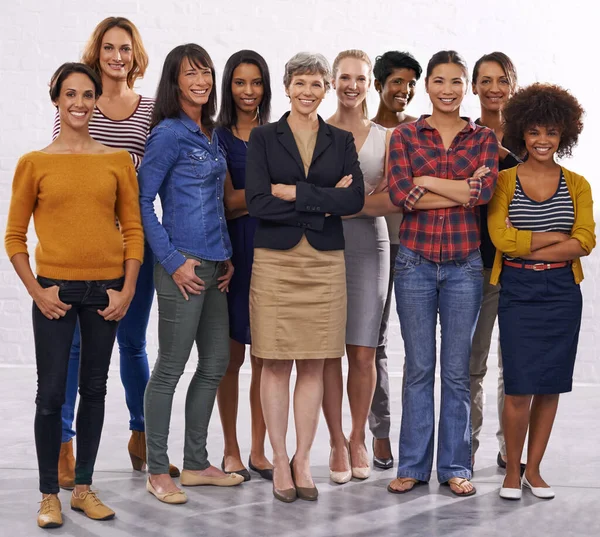 Mujeres Unidas Estudio Larga Duración Grupo Personas Felices Pie Como — Foto de Stock