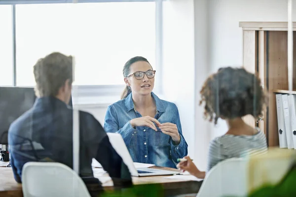 Besprechen Ihr Nächstes Projekt Drei Junge Designer Bei Einem Geschäftstreffen — Stockfoto