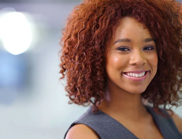 Tylko Dążę Sukcesu Portret Młodej Afroamerykanki Uśmiechającej Się Kamery — Zdjęcie stockowe