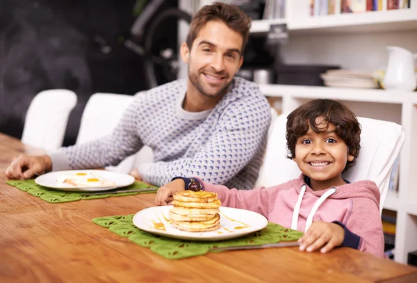 Papa Fait Les Meilleurs Crêpes Portrait Garçon Assis Avec Son — Photo