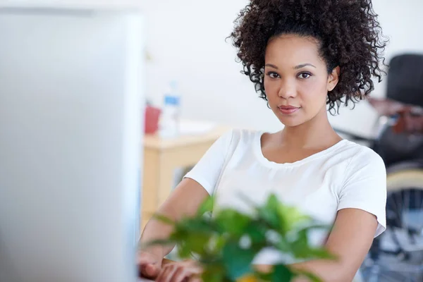 Objetivo Independencia Financiera Mujer Africana Joven Seria Mirando Cámara Mientras — Foto de Stock