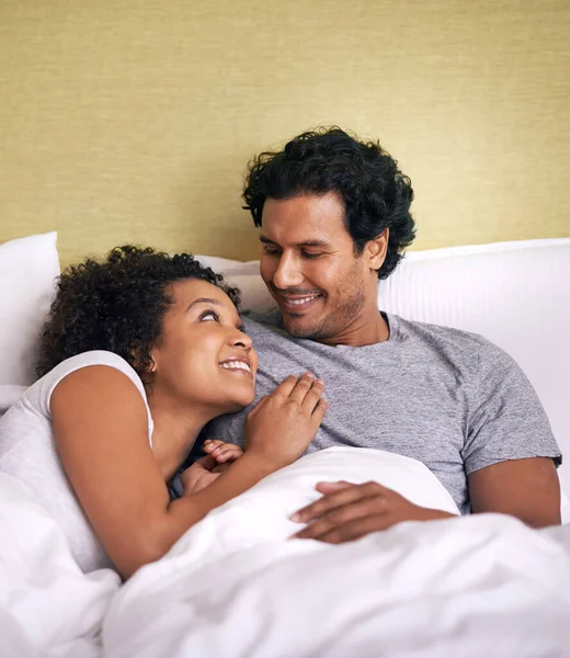 Cuddling Dengan Suami Saya Seorang Suami Muda Dan Istri Berbaring — Stok Foto