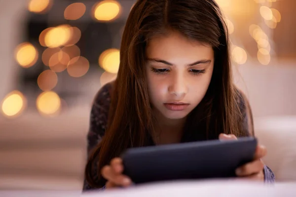 Inmerso Nueva Tecnología Una Linda Niña Usando Una Tableta Digital — Foto de Stock