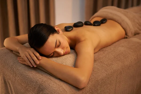 Working Magic Her Muscles Young Woman Enjoying Hot Stone Therapy — Stock Photo, Image