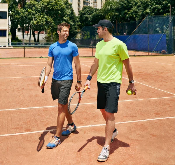 友好的であること 友好的な試合の後裁判所で話している2人のテニス選手 — ストック写真