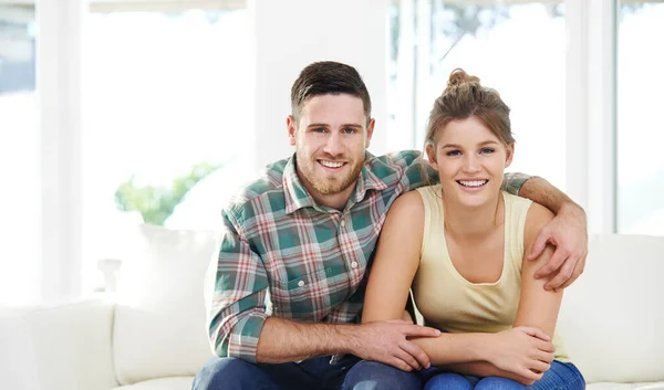 Están Comprometidos Uno Con Otro Retrato Una Pareja Joven Cariñosa — Foto de Stock