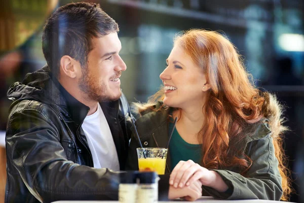 自分自身の世界で カフェでのデートで幸せな若いカップルが — ストック写真