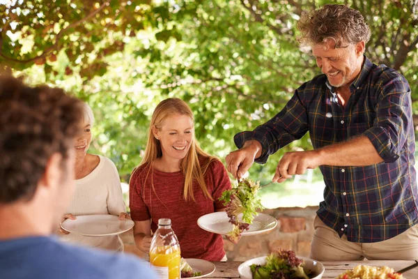 Sałatki Sałatą Widok Rodziny Przygotowującej Się Wspólnego Obiadu Świeżym Powietrzu — Zdjęcie stockowe