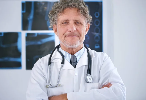 他是一名职业医生 一个成熟的放射学家站在办公室里的画像 — 图库照片