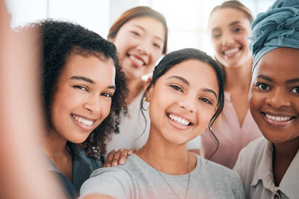 Diversidad Las Mujeres Negocios Selfie Con Sonrisa Para Éxito Motivación — Foto de Stock