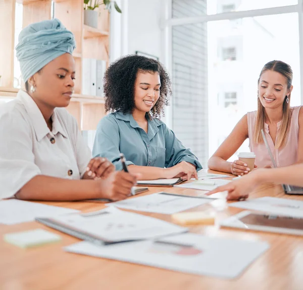 Papierkram Teamberatung Von Frauen Einem Büro Für Eine Geschäftliche Zusammenarbeit — Stockfoto