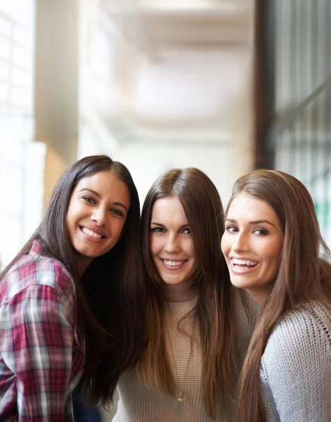 Gli Amici Rendono Divertente Università Ritratto Tre Studentesse Universitarie Nel — Foto Stock
