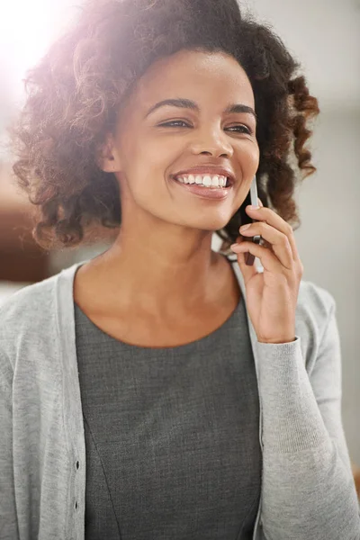 Allora Buone Notizie Una Giovane Donna Affari Che Parla Cellulare — Foto Stock