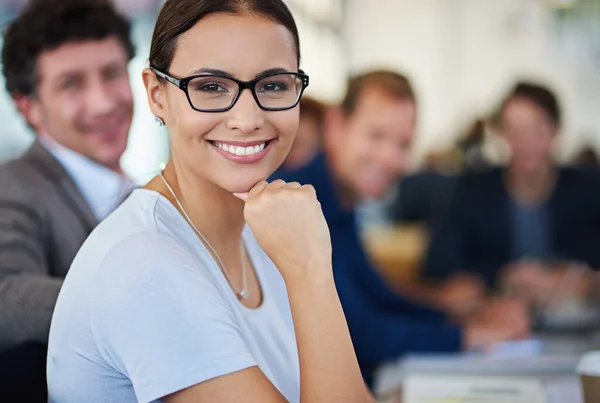 Autre Beau Travail Fait Portrait Une Jeune Femme Souriante Assise — Photo