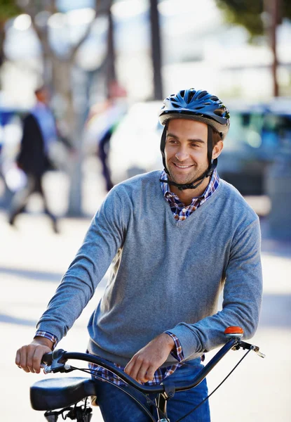 Добрым Окружающей Среде Красивый Мужчина Собирается Прокатиться Велосипеде Городу — стоковое фото