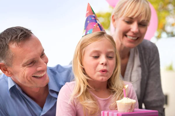 Voeu Pour Fille Anniversaire Cliché Recadré Une Petite Fille Heureuse — Photo