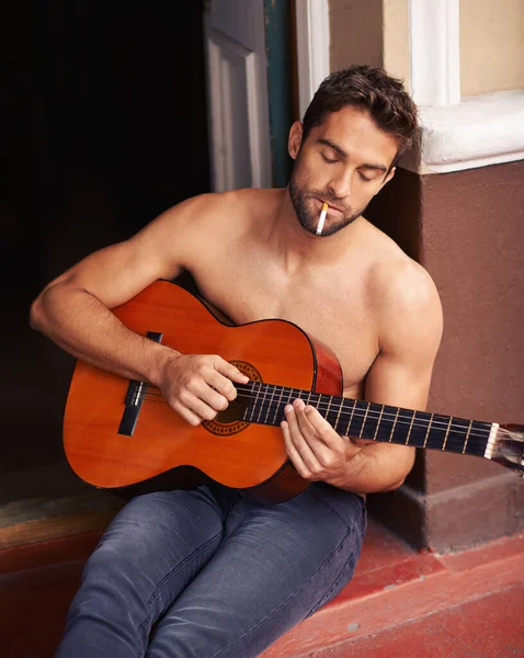 Pôr Música Dele Jovem Sem Camisa Tocando Guitarra Casa — Fotografia de Stock