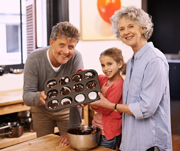 Kijk Eens Wat Gemaakt Hebben Een Klein Meisje Koken Met — Stockfoto