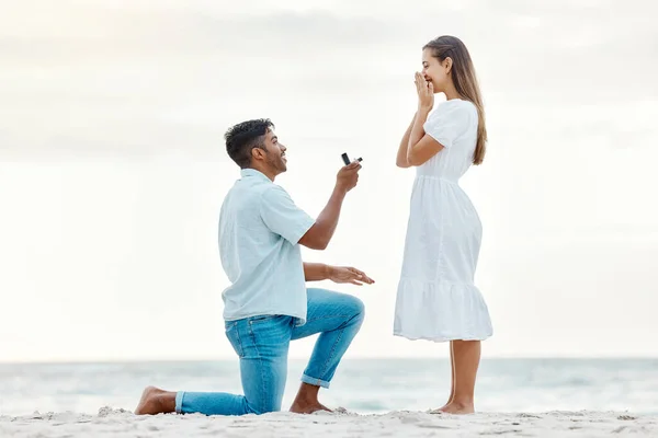 ビーチ ロマンチックな休暇中にリングとの結婚提案を持つカップル ロマンス 幸せなカップルは海によって自然の中で夏休みに従事しています — ストック写真