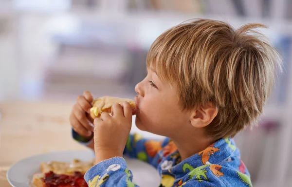 Bela Maneira Começar Dia Menino Bonito Comendo Torradas Com Manteiga — Fotografia de Stock