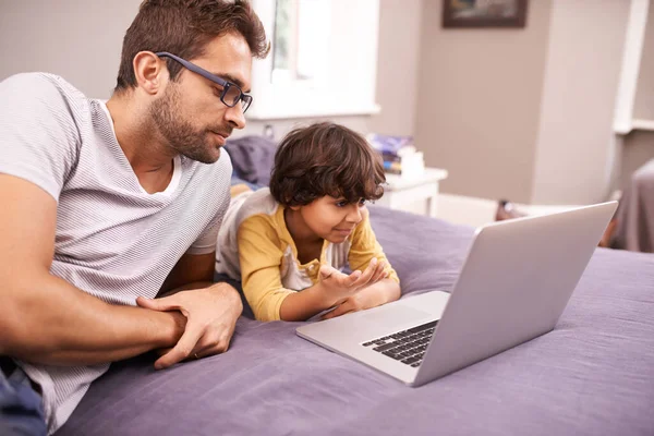 Csak Találgatok Egy Apa Fia Akik Laptopot Használnak Miközben Ágyban — Stock Fotó