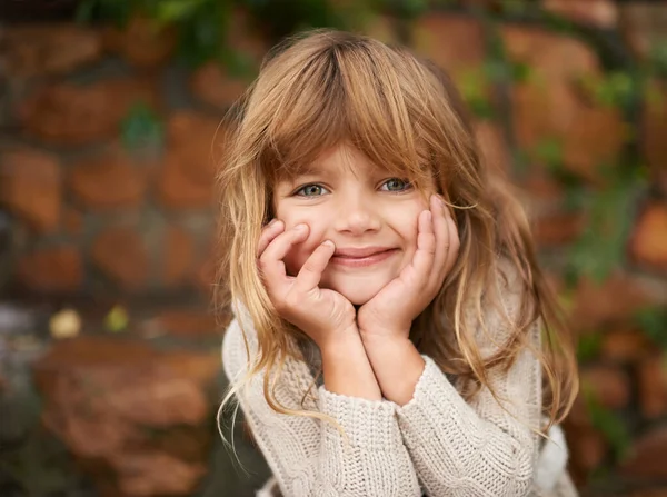 Levette Helyes Mérőt Egy Aranyos Kislány Odakint Egy Őszi Napon — Stock Fotó