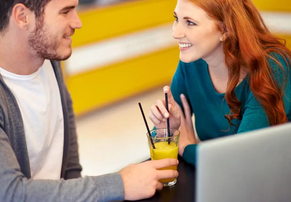 很高兴能有时间在一起 一对可爱的年轻夫妇坐在咖啡店里 一边喝着橙汁 一边带着笔记本电脑 — 图库照片