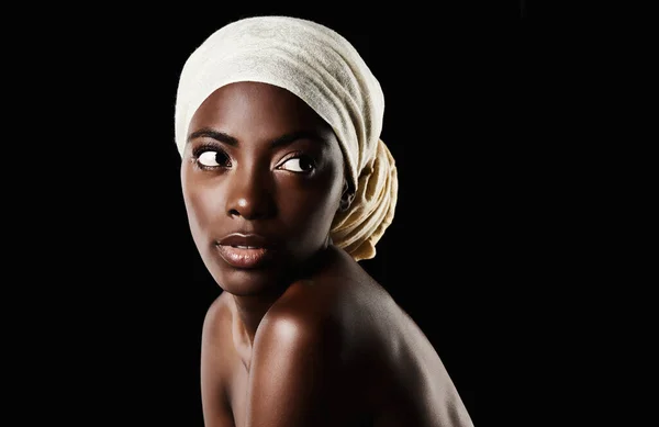 彼女は肌を健康に保つことに専念している 黒を背景にスカーフを被った美しい女性のスタジオショット — ストック写真
