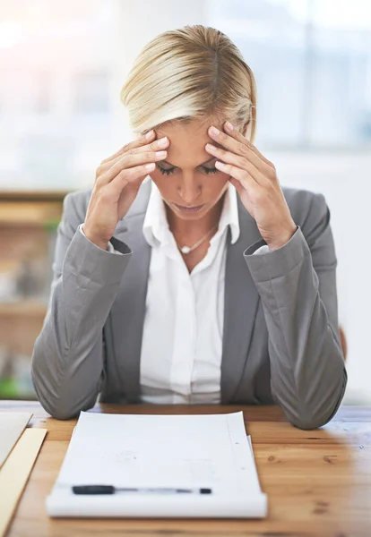 Été Une Longue Journée Une Femme Affaires Assise Son Bureau — Photo