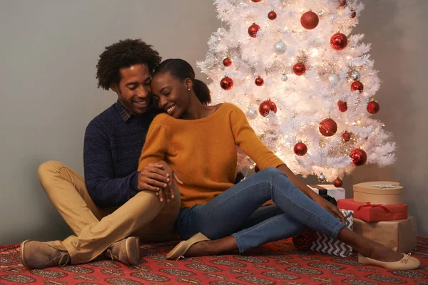 Regalo Más Grande Amor Una Pareja Joven Cariñosa Navidad —  Fotos de Stock