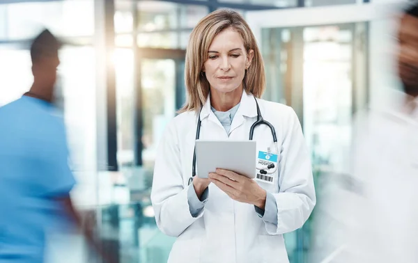 Medico Donna Pianificazione Tablet Digitale Assistenza Sanitaria Che Lavorano Ospedale — Foto Stock