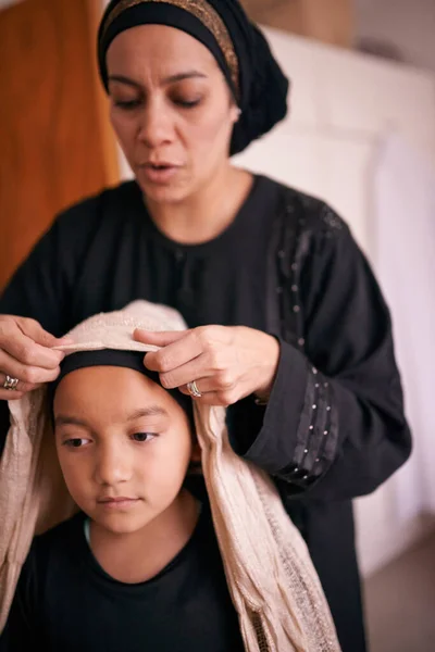 Tradycje Silna Więź Matka Pomaga Córce Założyć Chustę Głowę — Zdjęcie stockowe