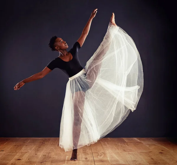 Perfezione Contemporanea Giovane Ballerina Contemporanea Utilizzando Una Gonna Bianca Morbida — Foto Stock