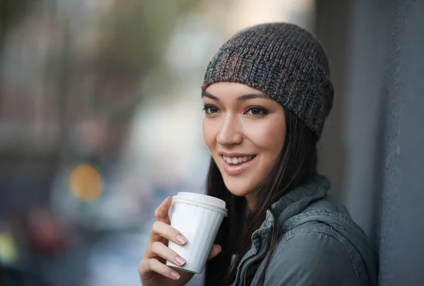 Est Une Citadine Une Jolie Jeune Femme Dans Ville — Photo