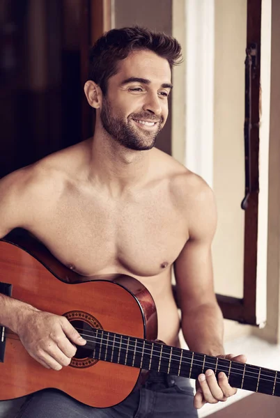 Una Canción Millón Dólares Joven Sin Camisa Tocando Guitarra Casa —  Fotos de Stock