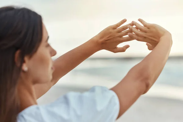 Vrouw Het Strand Ochtend Voor Welzijn Geestelijke Gezondheid Met Oceaan — Stockfoto