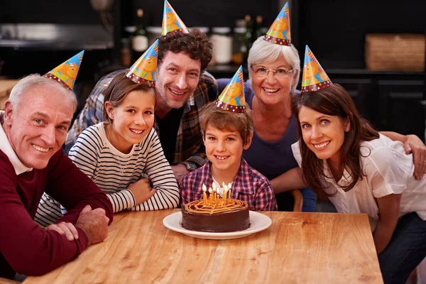 Bästa Födelsedagen Någonsin Porträtt Glad Ung Pojke Som Firar Sin — Stockfoto