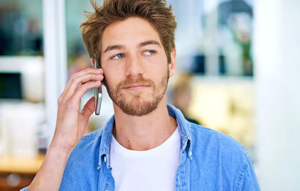 Atende Telefone Jovem Empresário Falar Telefone — Fotografia de Stock