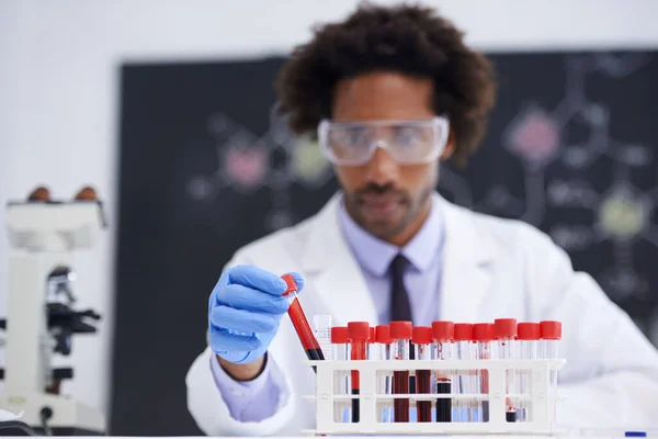 一个接一个的试管 在实验室里进行血液测试的男性医学科学家 — 图库照片