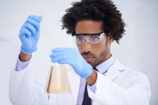 Manejar Con Cuidado Guapo Científico Masculino Llevando Cabo Experimento Laboratorio — Foto de Stock