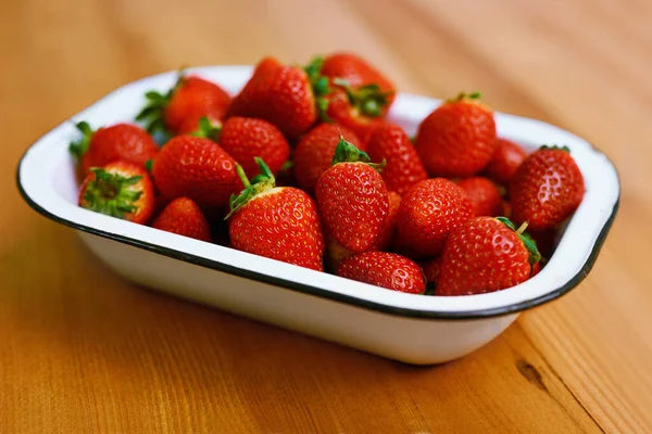 Beeren Köstlich Eine Schüssel Erdbeeren Auf Einem Holztisch — Stockfoto