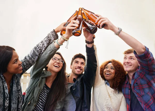 Salud Grupo Amigos Pasando Rato Tomando Cervezas — Foto de Stock