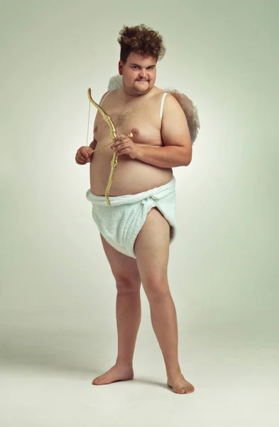 Přináší Lásku Tomuto Valentýnovi Obézní Muž Oblečený Jako Cherub Lukem — Stock fotografie