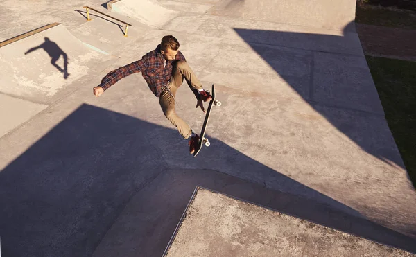 Viver Limite Jovem Fazendo Truques Seu Skate Parque Skate — Fotografia de Stock