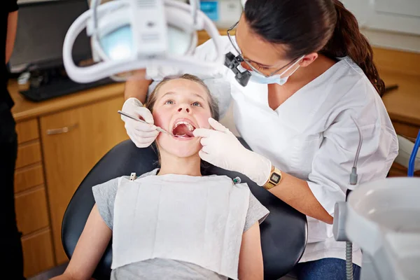 Närmare Titt Kvinnlig Tandläkare Och Ett Barn Tandläkarmottagning — Stockfoto