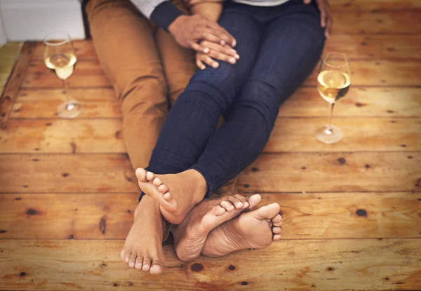 Está Hora Pouco Romance Casal Sentado Chão Mãos Dadas Enquanto — Fotografia de Stock