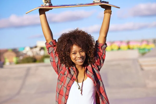 Skateboard Vittoria Una Giovane Donna Con Suo Skateboard Uno Skatepark — Foto Stock